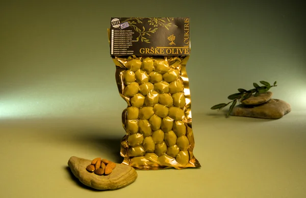 Olive zelene polnjene z mandlji